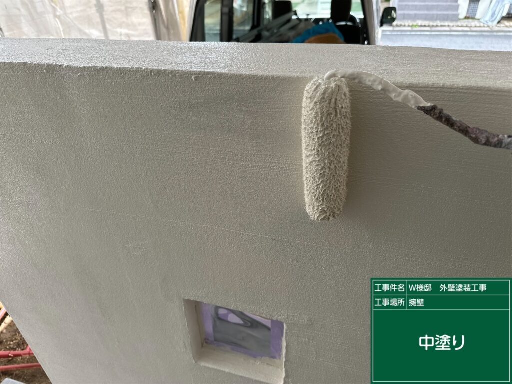 中塗りを行います。